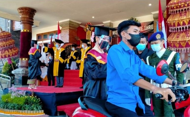 podiumnews.com-STAHN Mpu Kuturan Singaraja Wisuda 68 Mahasiswa dengan Lantatur